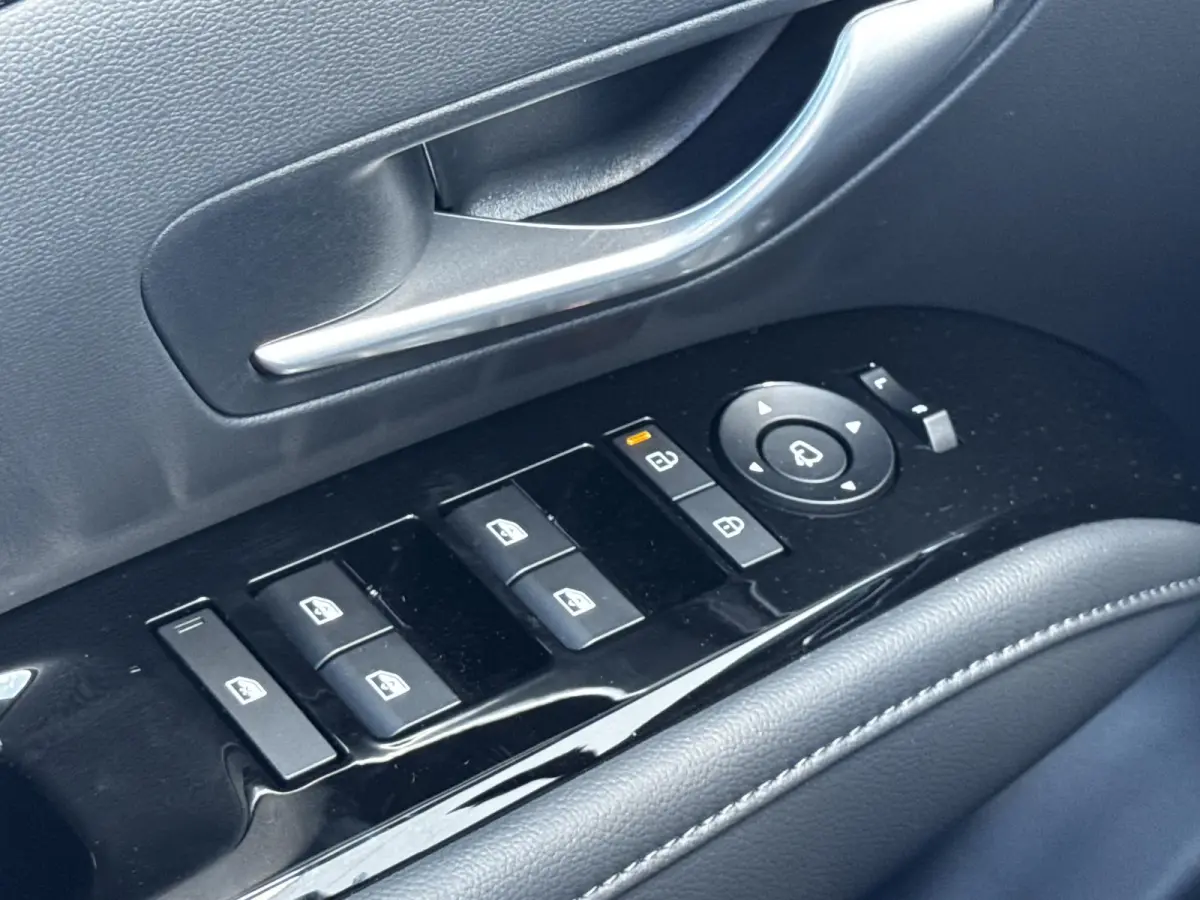 1.6 T-GDI PHEV Premium Sky/ €6.000,- Voordeel / Modeljaar 2026 / Direct beschikbaar / Rijklaarprijs / 19-inch lichtmetalen velgen | Cypress Green | elektrisch glazen panorama-dak | Apple C