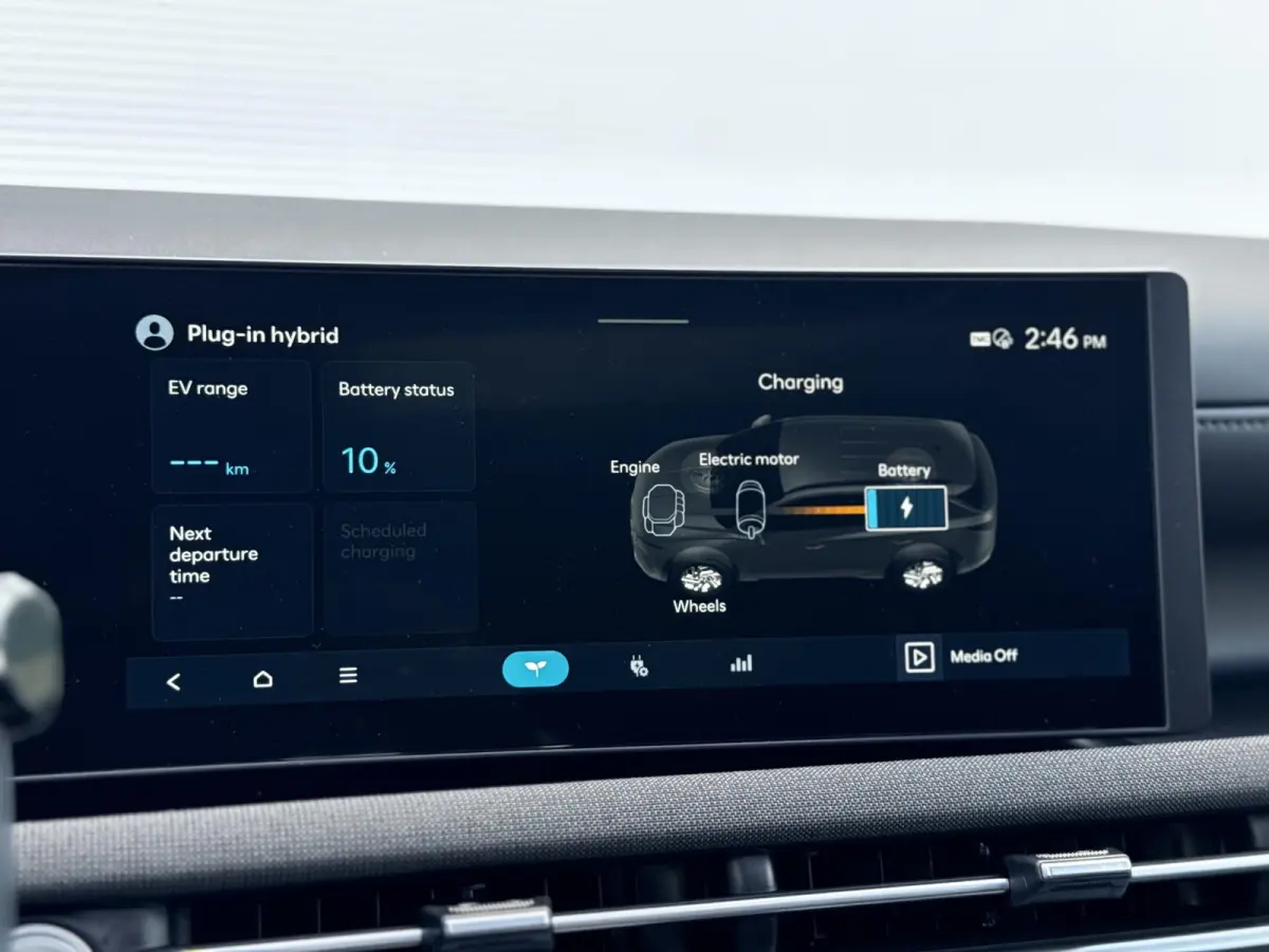 1.6 T-GDI PHEV Premium Sky/ €6.000,- Voordeel / Modeljaar 2026 / Direct beschikbaar / Rijklaarprijs / 19-inch lichtmetalen velgen | Cypress Green | elektrisch glazen panorama-dak | Apple C