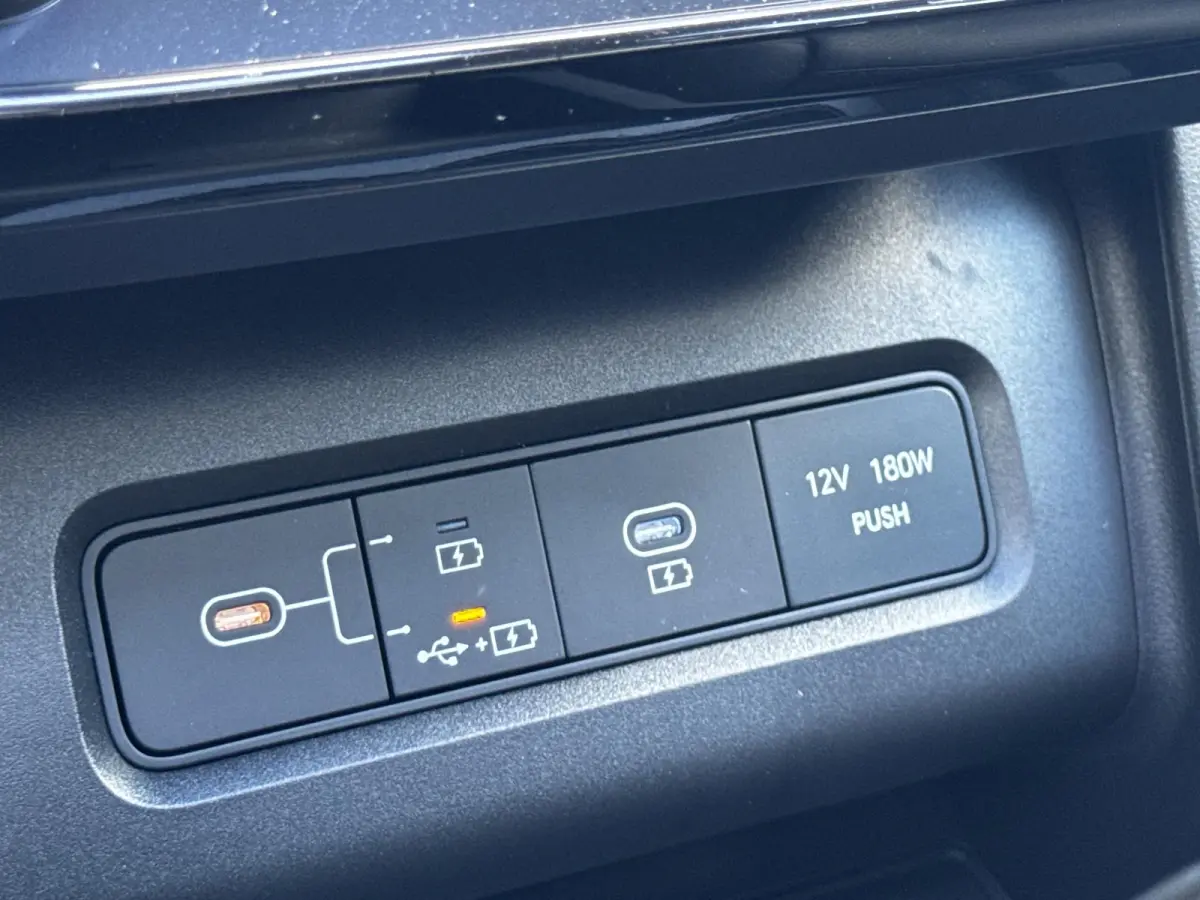 1.6 T-GDI PHEV Premium Sky/ €6.000,- Voordeel / Modeljaar 2026 / Direct beschikbaar / Rijklaarprijs / 19-inch lichtmetalen velgen | Cypress Green | elektrisch glazen panorama-dak | Apple C