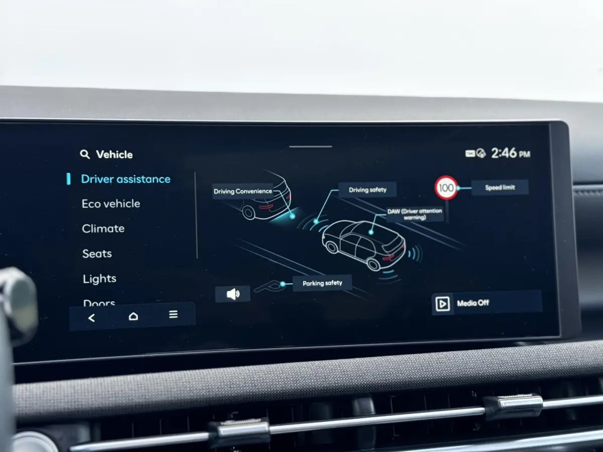 1.6 T-GDI PHEV Premium Sky/ €6.000,- Voordeel / Modeljaar 2026 / Direct beschikbaar / Rijklaarprijs / 19-inch lichtmetalen velgen | Cypress Green | elektrisch glazen panorama-dak | Apple C