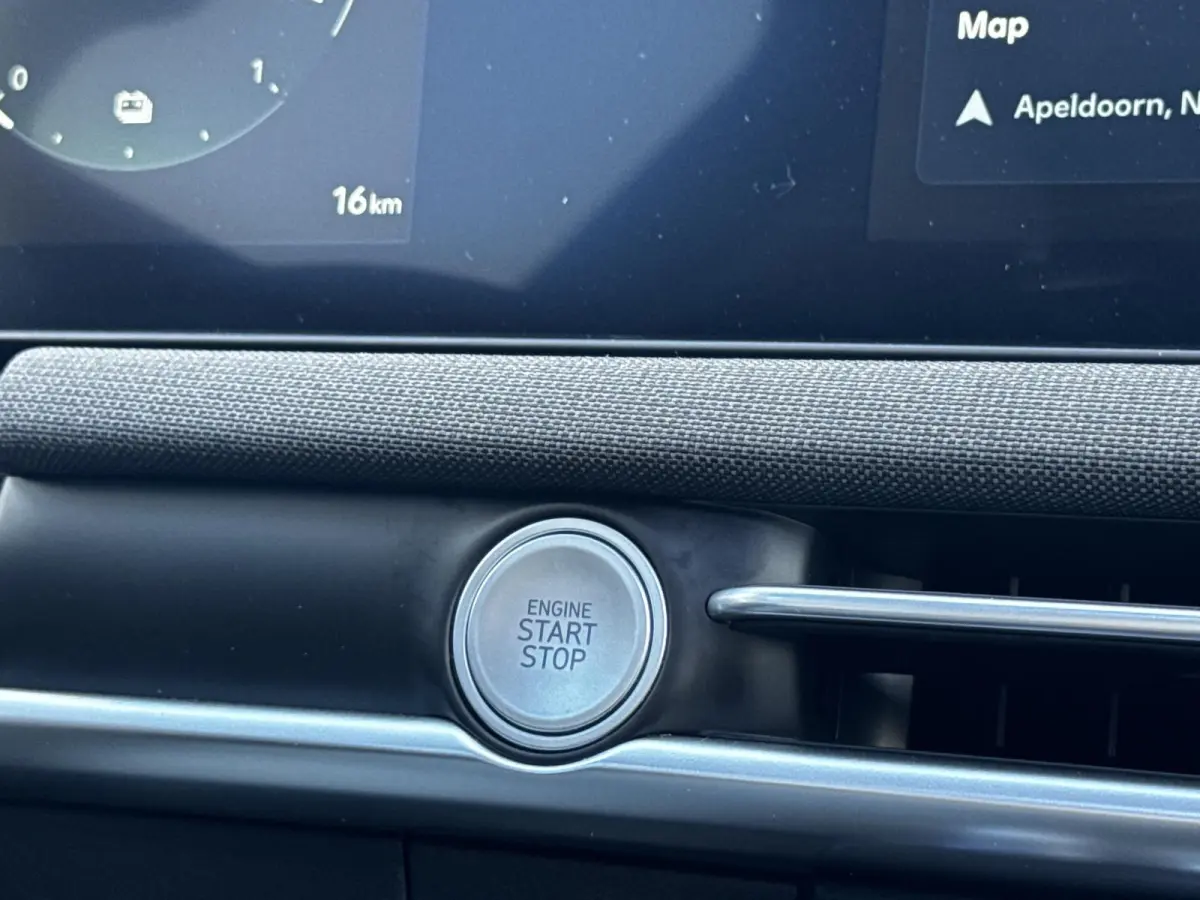 1.6 T-GDI PHEV Premium Sky/ €6.000,- Voordeel / Modeljaar 2026 / Direct beschikbaar / Rijklaarprijs / 19-inch lichtmetalen velgen | Cypress Green | elektrisch glazen panorama-dak | Apple C
