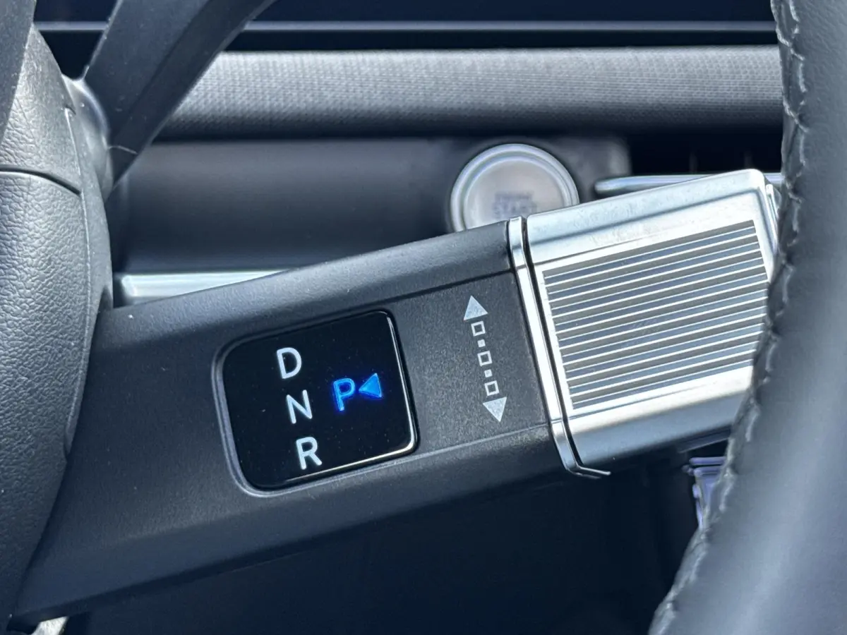 1.6 T-GDI PHEV Premium Sky/ €6.000,- Voordeel / Modeljaar 2026 / Direct beschikbaar / Rijklaarprijs / 19-inch lichtmetalen velgen | Cypress Green | elektrisch glazen panorama-dak | Apple C