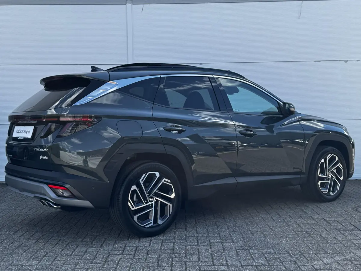 1.6 T-GDI PHEV Premium Sky/ €6.000,- Voordeel / Modeljaar 2026 / Direct beschikbaar / Rijklaarprijs / 19-inch lichtmetalen velgen | Cypress Green | elektrisch glazen panorama-dak | Apple C