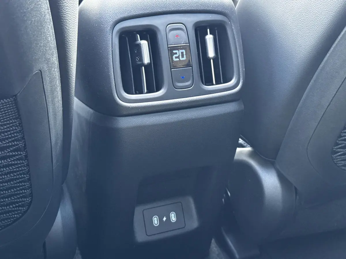 1.6 T-GDI PHEV Premium Sky/ €6.000,- Voordeel / Modeljaar 2026 / Direct beschikbaar / Rijklaarprijs / 19-inch lichtmetalen velgen | Cypress Green | elektrisch glazen panorama-dak | Apple C