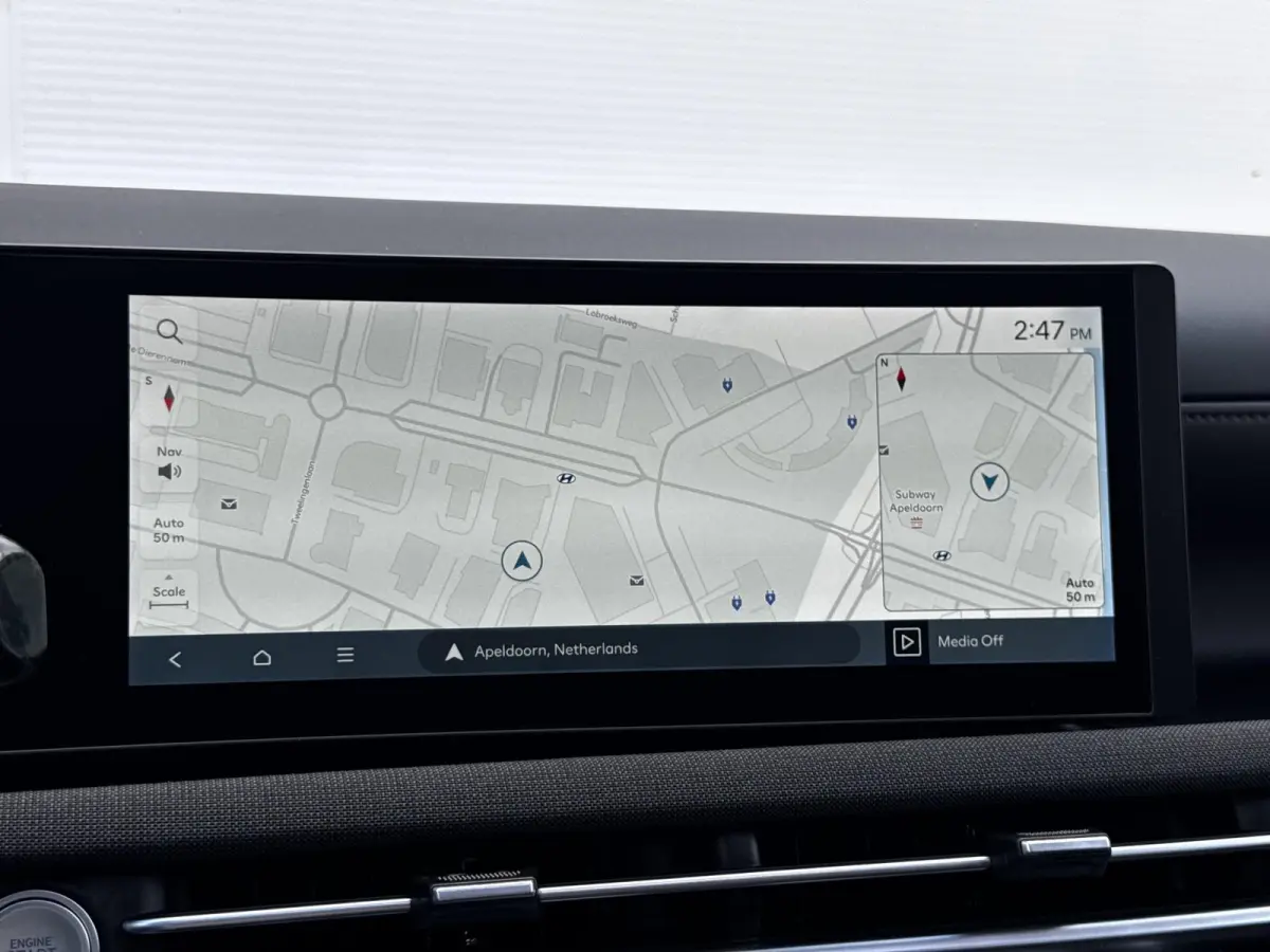1.6 T-GDI PHEV Premium Sky/ €6.000,- Voordeel / Modeljaar 2026 / Direct beschikbaar / Rijklaarprijs / 19-inch lichtmetalen velgen | Cypress Green | elektrisch glazen panorama-dak | Apple C
