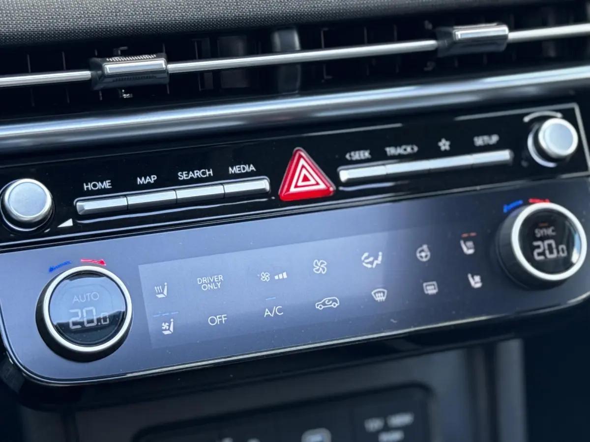 1.6 T-GDI PHEV Premium Sky/ €6.000,- Voordeel / Modeljaar 2026 / Direct beschikbaar / Rijklaarprijs / 19-inch lichtmetalen velgen | Cypress Green | elektrisch glazen panorama-dak | Apple C