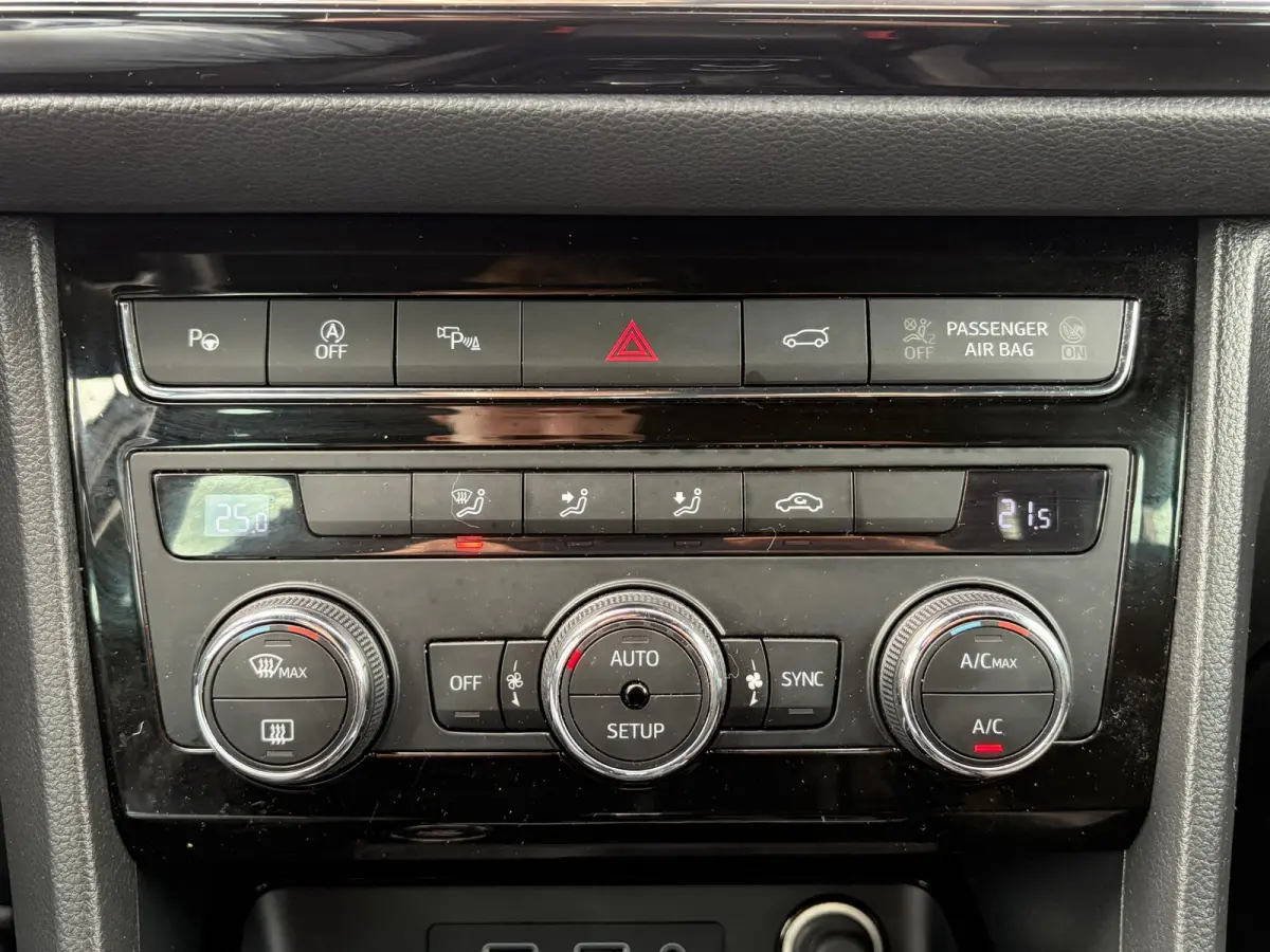 1.5 TSI Xcellence Business Intense / Trekhaak (  1600 kg ) / Apple Carplay/Android Auto /  Navigatiesysteem full map + hard disk / 360 camera /