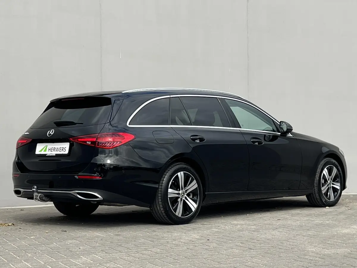 300 e Luxury Line / Dealer onderhouden / 1.800 kg elektrische trekhaak / Elektrische stoelen & Achterklep / Navi / Apple Carplay Android / 17" LM wielen /