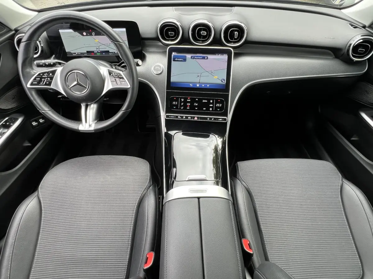 300 e Luxury Line / Dealer onderhouden / 1.800 kg elektrische trekhaak / Elektrische stoelen & Achterklep / Navi / Apple Carplay Android / 17" LM wielen /