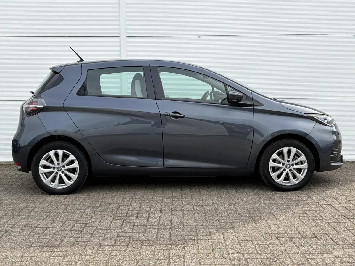 R110 Life 52 kWh / SOH 85% / Airco (automatisch) / Cruise control / Apple Carplay/Android Auto /