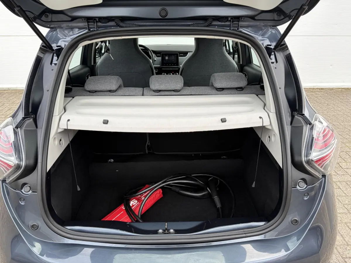R110 Life 52 kWh / SOH 85% / Airco (automatisch) / Cruise control / Apple Carplay/Android Auto /