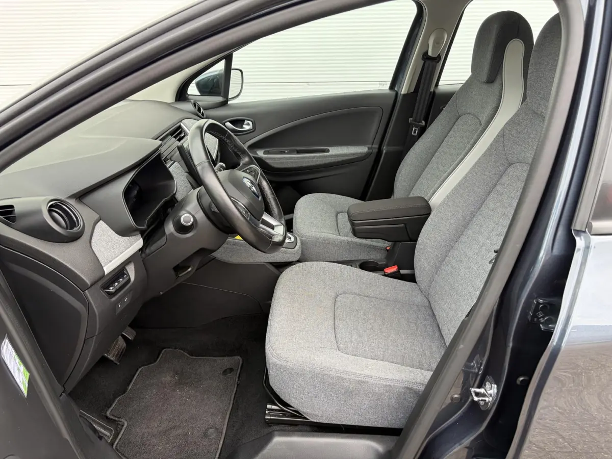 R110 Life 52 kWh / SOH 85% / Airco (automatisch) / Cruise control / Apple Carplay/Android Auto /
