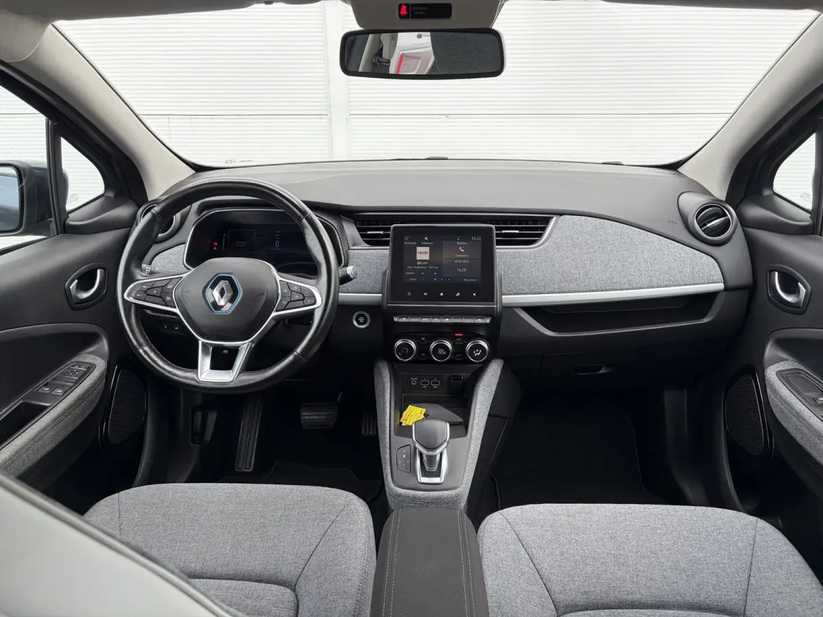 R110 Life 52 kWh / SOH 85% / Airco (automatisch) / Cruise control / Apple Carplay/Android Auto /