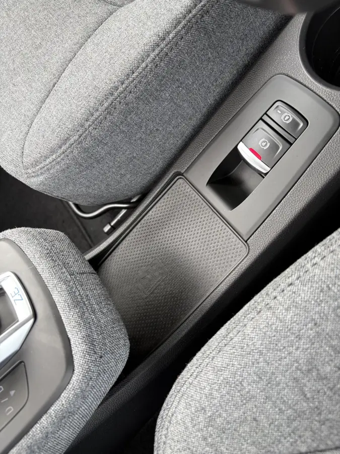 R110 Life 52 kWh / SOH 85% / Airco (automatisch) / Cruise control / Apple Carplay/Android Auto /