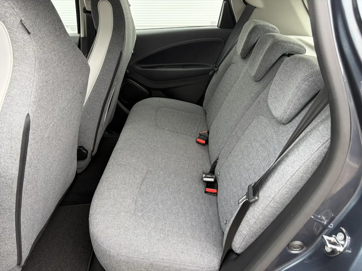 R110 Life 52 kWh / SOH 85% / Airco (automatisch) / Cruise control / Apple Carplay/Android Auto /