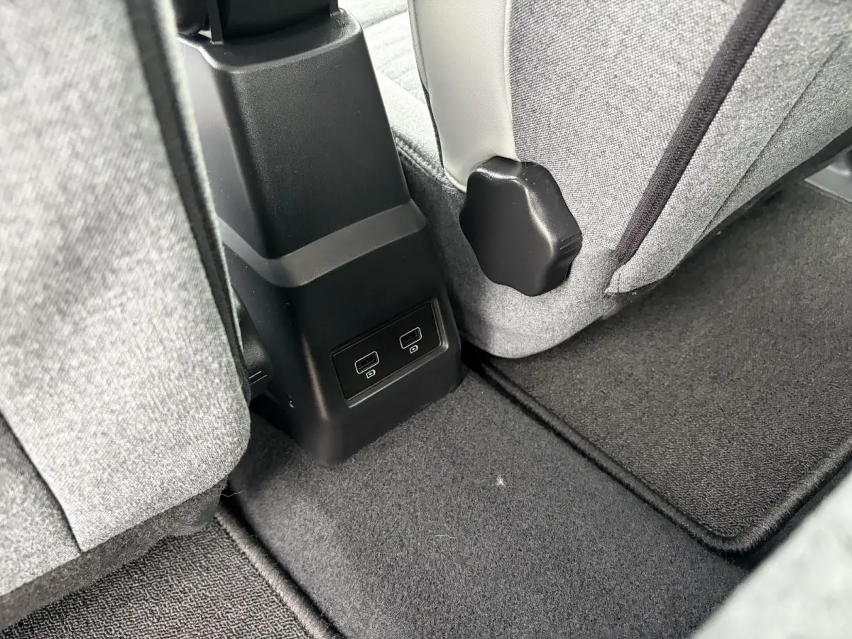 R110 Life 52 kWh / SOH 85% / Airco (automatisch) / Cruise control / Apple Carplay/Android Auto /