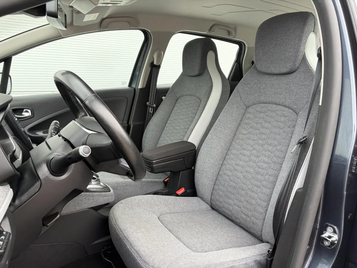 R110 Life 52 kWh / SOH 85% / Airco (automatisch) / Cruise control / Apple Carplay/Android Auto /