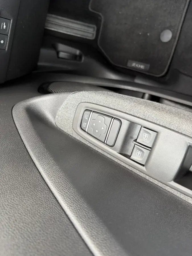 R110 Life 52 kWh / SOH 85% / Airco (automatisch) / Cruise control / Apple Carplay/Android Auto /