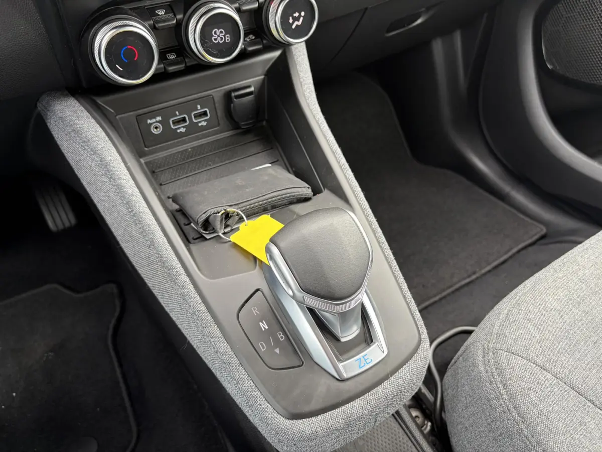 R110 Life 52 kWh / SOH 85% / Airco (automatisch) / Cruise control / Apple Carplay/Android Auto /