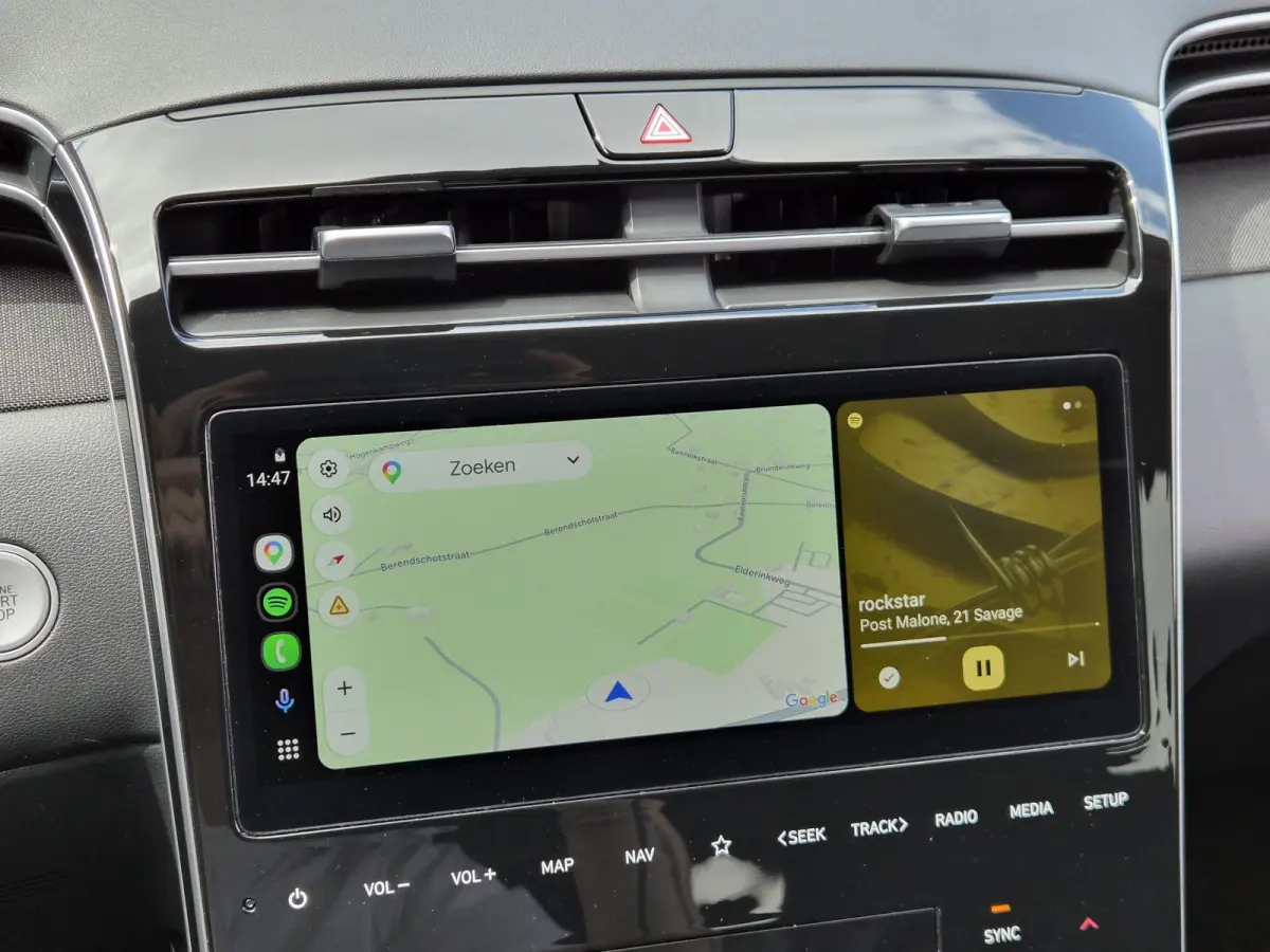 1.6 T-GDI PHEV Comfort Smart 4WD / Fabrieksgarantie tot 02-2029 / Dealer onderhouden / Glazen schuif- en kanteldak / Stuur- & Stoelverwarming / Trekgewicht 1350 kg / Achteruitrijcamera / App
