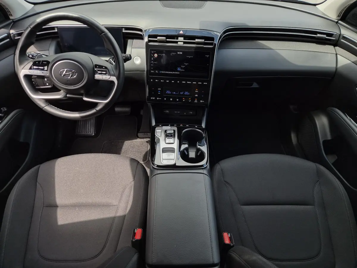 1.6 T-GDI PHEV Comfort Smart 4WD / Fabrieksgarantie tot 02-2029 / Dealer onderhouden / Glazen schuif- en kanteldak / Stuur- & Stoelverwarming / Trekgewicht 1350 kg / Achteruitrijcamera / App