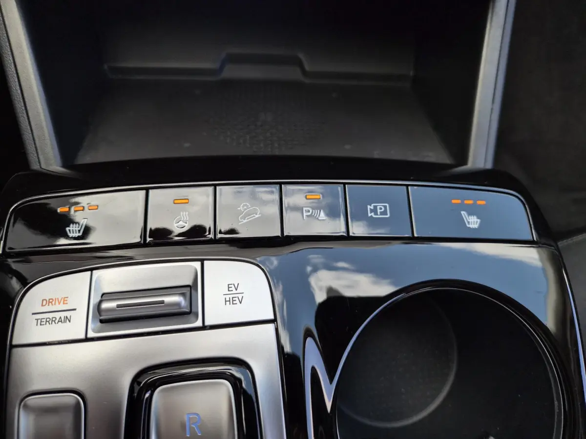 1.6 T-GDI PHEV Comfort Smart 4WD / Fabrieksgarantie tot 02-2029 / Dealer onderhouden / Glazen schuif- en kanteldak / Stuur- & Stoelverwarming / Trekgewicht 1350 kg / Achteruitrijcamera / App