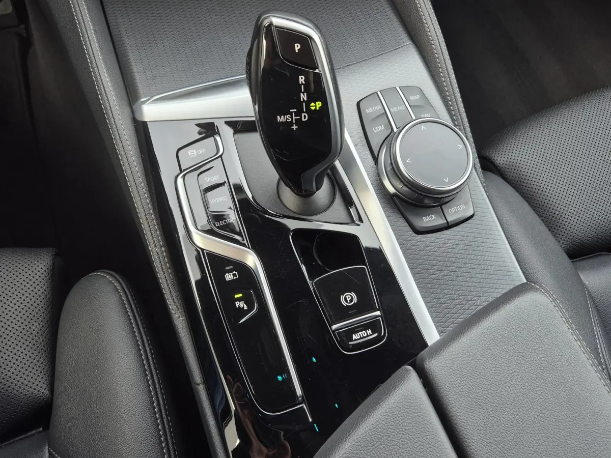 530e xDrive Business Edition Plus / Accu SOH 98% / Drie fase laden / Apple Carplay Android Auto / Trekgewicht 2000 kg / Elektrische achterklep / Achteruitrijcamera / Cruise control / Keyless