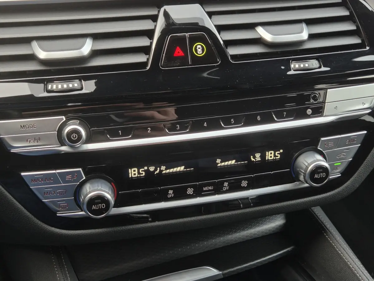 530e xDrive Business Edition Plus / Accu SOH 98% / Drie fase laden / Apple Carplay Android Auto / Trekgewicht 2000 kg / Elektrische achterklep / Achteruitrijcamera / Cruise control / Keyless