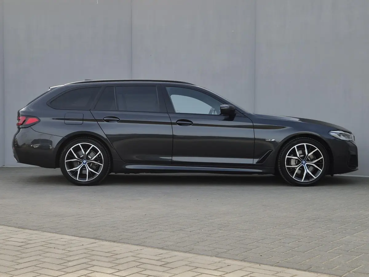 530e xDrive Business Edition Plus / Accu SOH 98% / Drie fase laden / Apple Carplay Android Auto / Trekgewicht 2000 kg / Elektrische achterklep / Achteruitrijcamera / Cruise control / Keyless