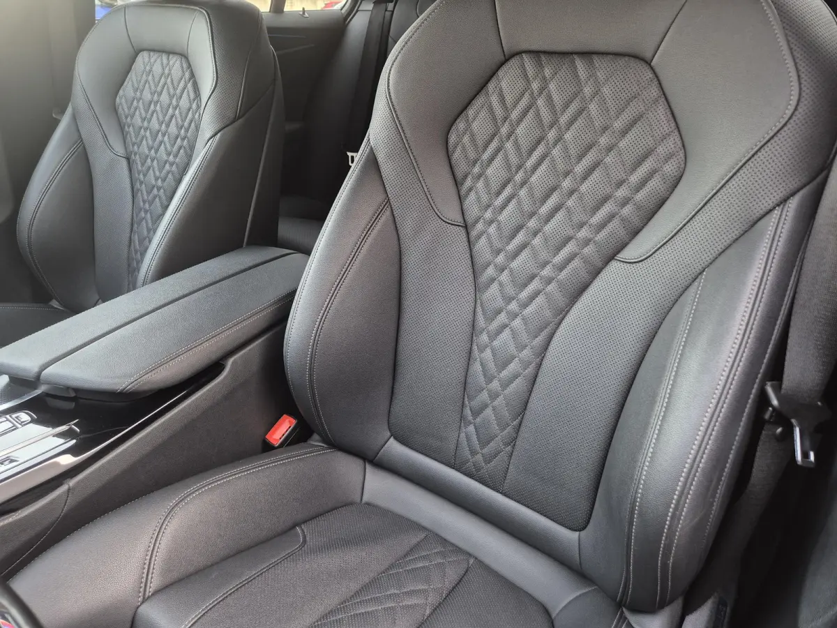 530e xDrive Business Edition Plus / Accu SOH 98% / Drie fase laden / Apple Carplay Android Auto / Trekgewicht 2000 kg / Elektrische achterklep / Achteruitrijcamera / Cruise control / Keyless