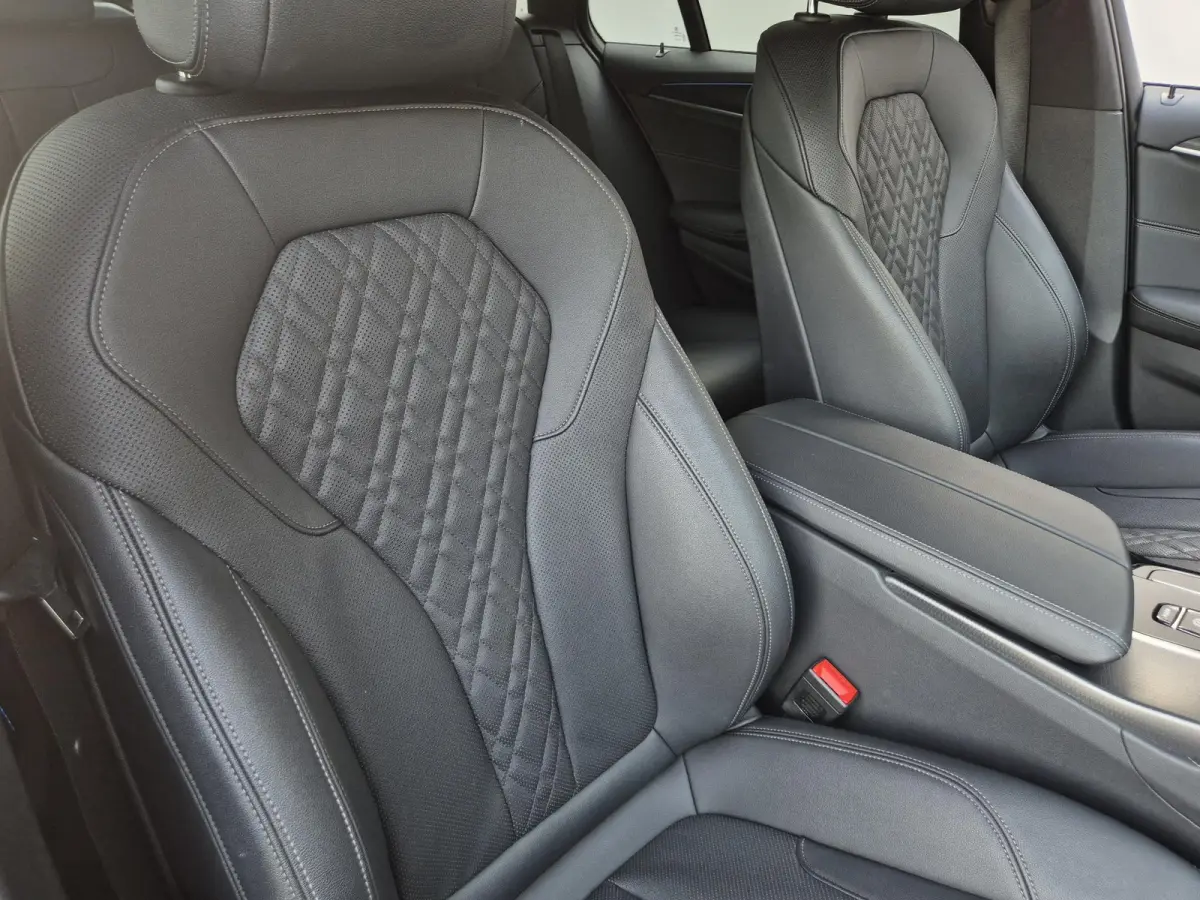 530e xDrive Business Edition Plus / Accu SOH 98% / Drie fase laden / Apple Carplay Android Auto / Trekgewicht 2000 kg / Elektrische achterklep / Achteruitrijcamera / Cruise control / Keyless