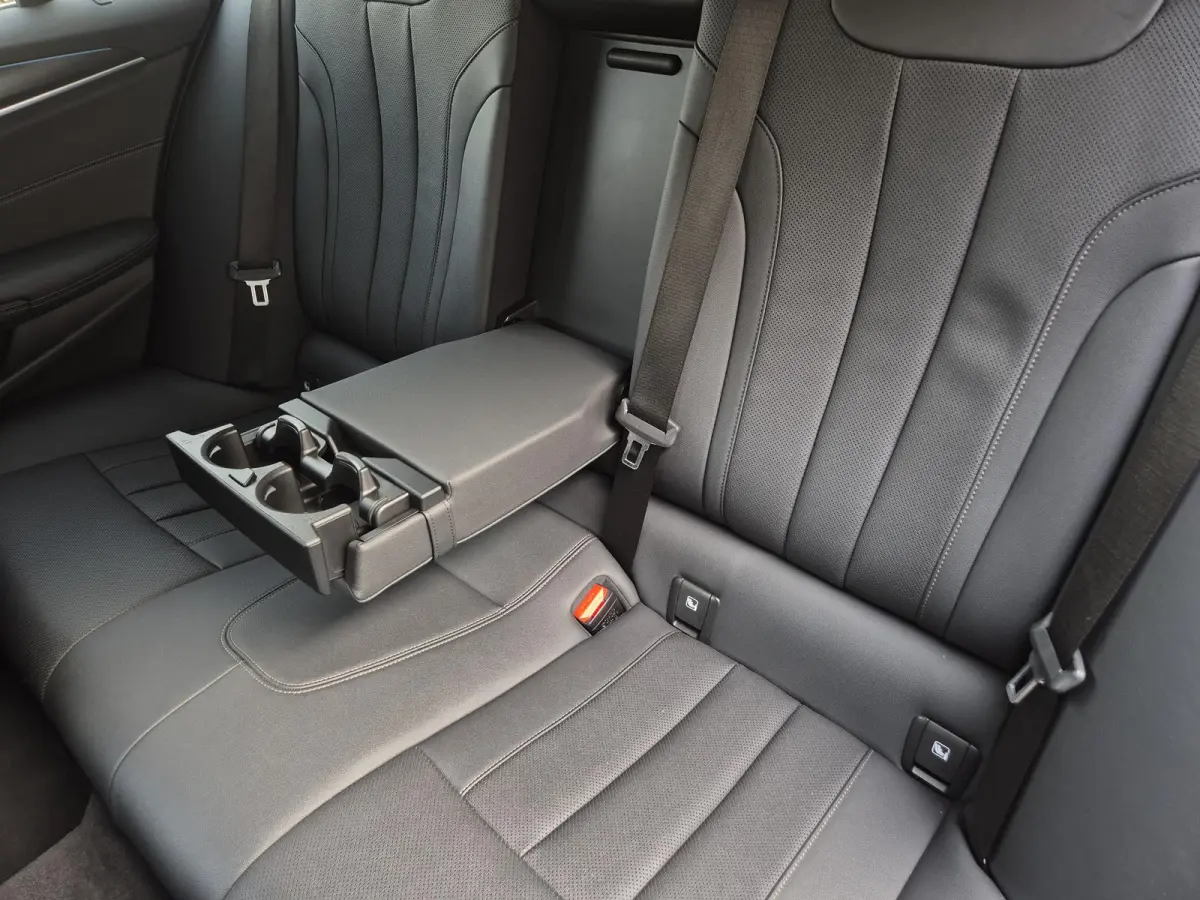 530e xDrive Business Edition Plus / Accu SOH 98% / Drie fase laden / Apple Carplay Android Auto / Trekgewicht 2000 kg / Elektrische achterklep / Achteruitrijcamera / Cruise control / Keyless