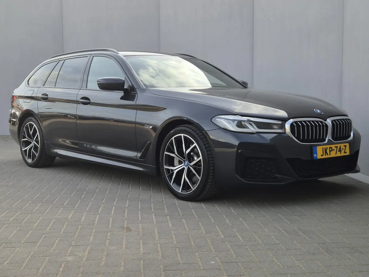530e xDrive Business Edition Plus / Accu SOH 98% / Drie fase laden / Apple Carplay Android Auto / Trekgewicht 2000 kg / Elektrische achterklep / Achteruitrijcamera / Cruise control / Keyless