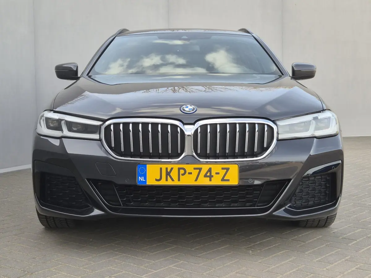 530e xDrive Business Edition Plus / Accu SOH 98% / Drie fase laden / Apple Carplay Android Auto / Trekgewicht 2000 kg / Elektrische achterklep / Achteruitrijcamera / Cruise control / Keyless