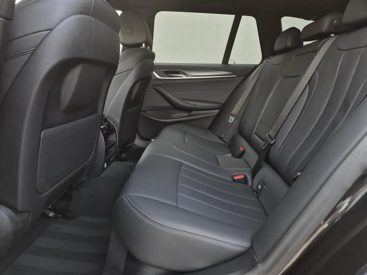 530e xDrive Business Edition Plus / Accu SOH 98% / Drie fase laden / Apple Carplay Android Auto / Trekgewicht 2000 kg / Elektrische achterklep / Achteruitrijcamera / Cruise control / Keyless