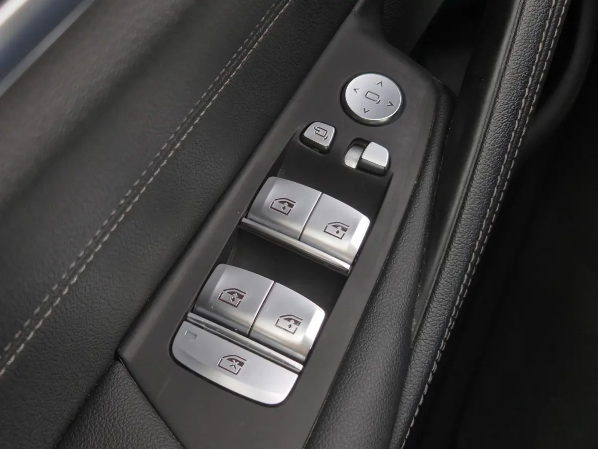 530e xDrive Business Edition Plus / Accu SOH 98% / Drie fase laden / Apple Carplay Android Auto / Trekgewicht 2000 kg / Elektrische achterklep / Achteruitrijcamera / Cruise control / Keyless
