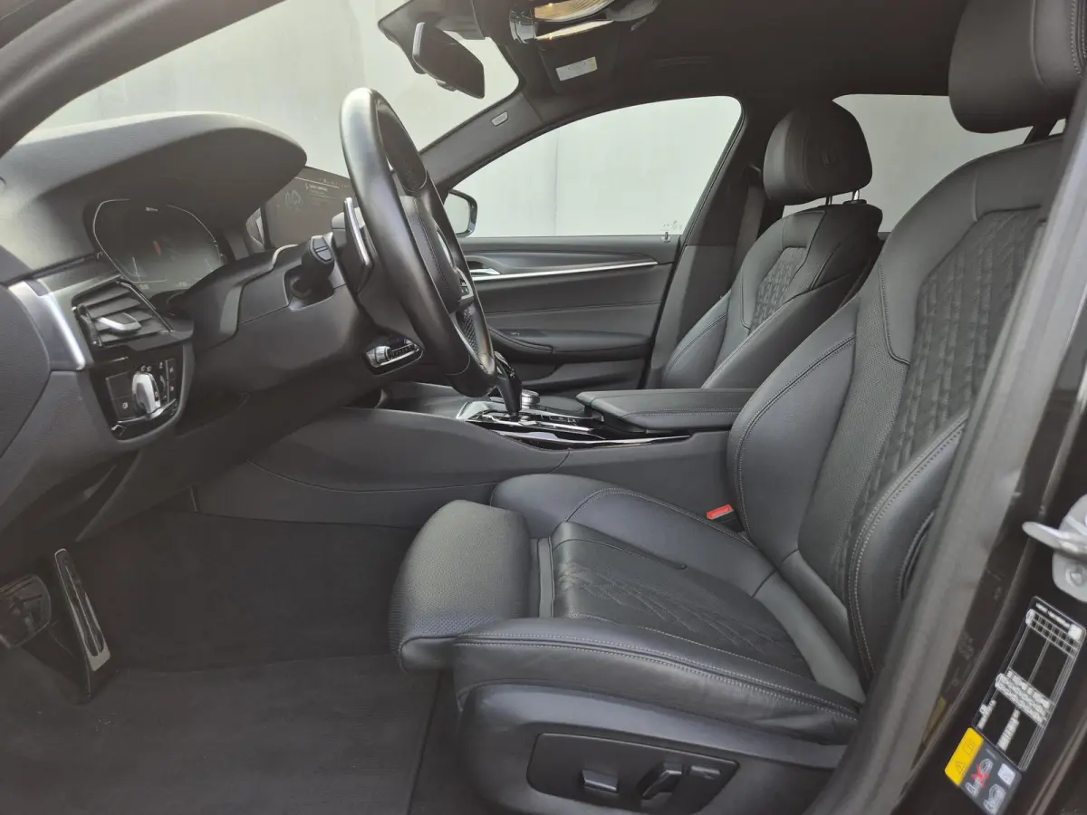 530e xDrive Business Edition Plus / Accu SOH 98% / Drie fase laden / Apple Carplay Android Auto / Trekgewicht 2000 kg / Elektrische achterklep / Achteruitrijcamera / Cruise control / Keyless