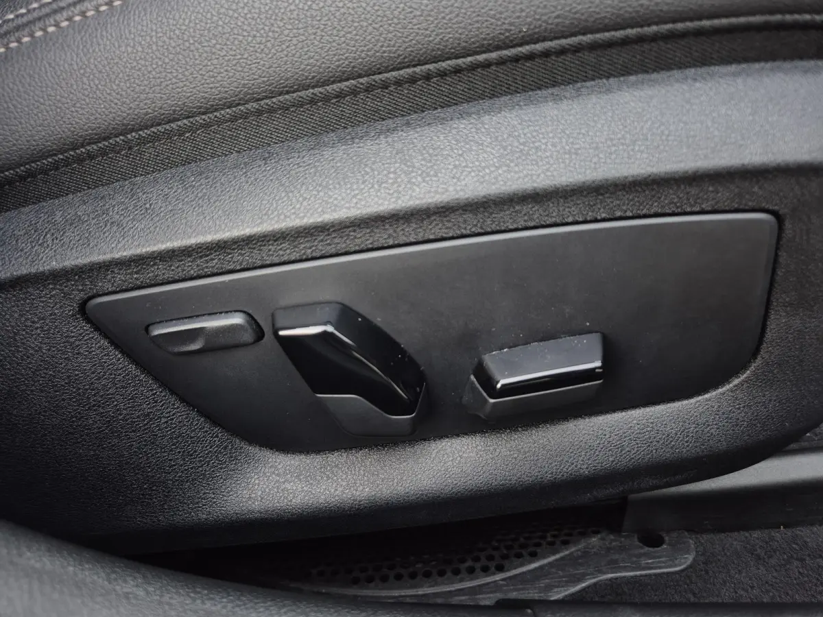 530e xDrive Business Edition Plus / Accu SOH 98% / Drie fase laden / Apple Carplay Android Auto / Trekgewicht 2000 kg / Elektrische achterklep / Achteruitrijcamera / Cruise control / Keyless
