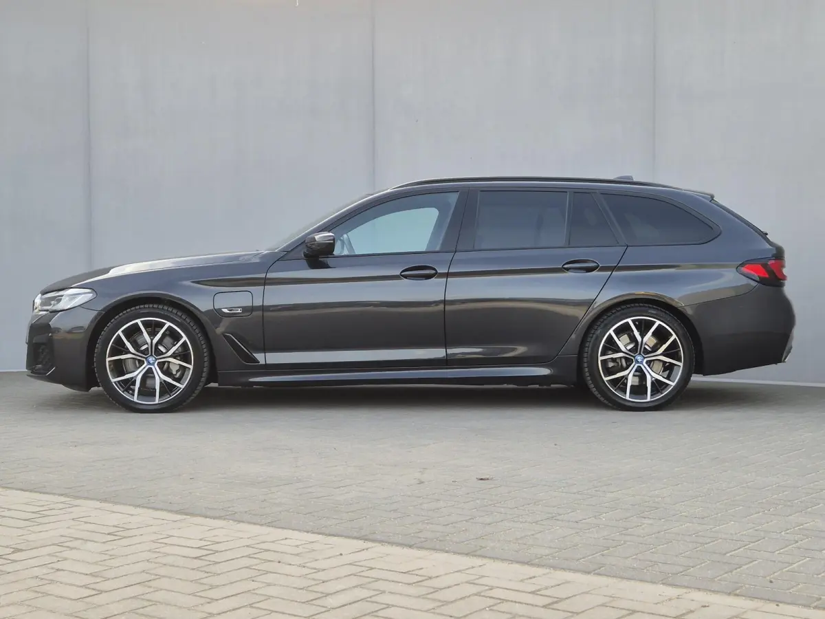 530e xDrive Business Edition Plus / Accu SOH 98% / Drie fase laden / Apple Carplay Android Auto / Trekgewicht 2000 kg / Elektrische achterklep / Achteruitrijcamera / Cruise control / Keyless