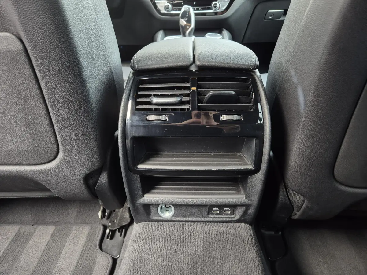 530e xDrive Business Edition Plus / Accu SOH 98% / Drie fase laden / Apple Carplay Android Auto / Trekgewicht 2000 kg / Elektrische achterklep / Achteruitrijcamera / Cruise control / Keyless