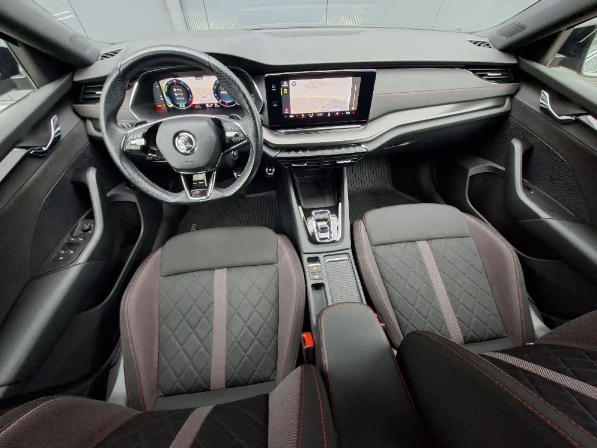 1.4 TSI * RS iV * Navigatiesysteem * Parkeercamera * Stoelverwarming * Head up display *