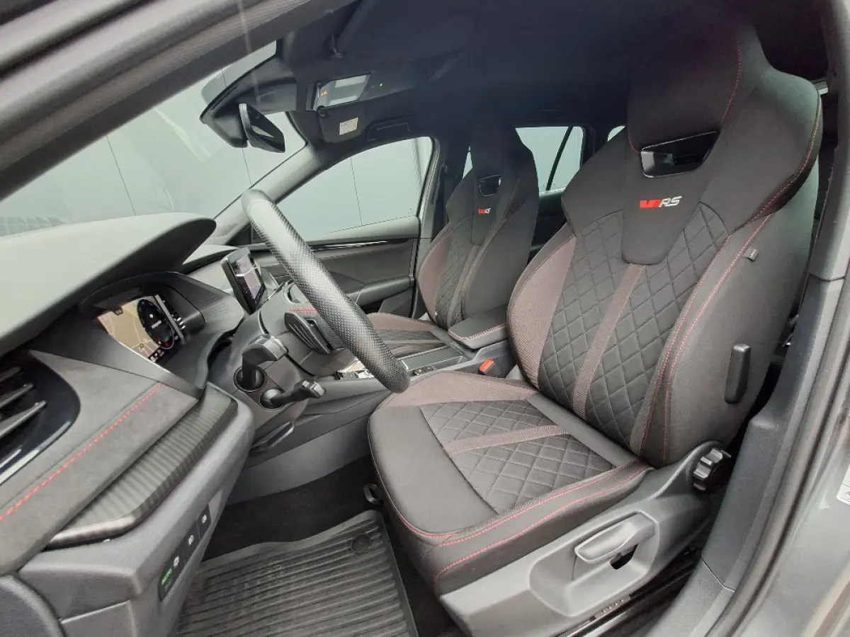 1.4 TSI * RS iV * Navigatiesysteem * Parkeercamera * Stoelverwarming * Head up display *
