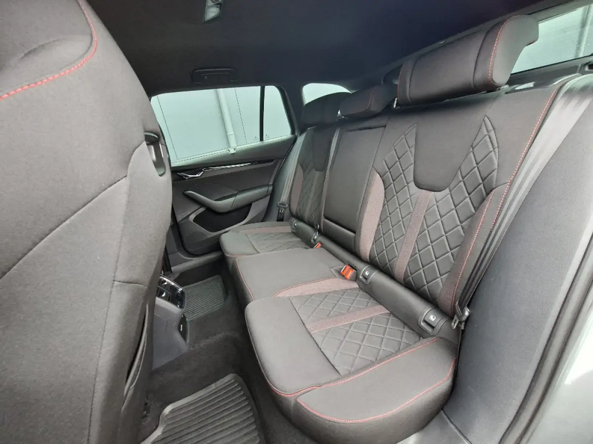 1.4 TSI * RS iV * Navigatiesysteem * Parkeercamera * Stoelverwarming * Head up display *