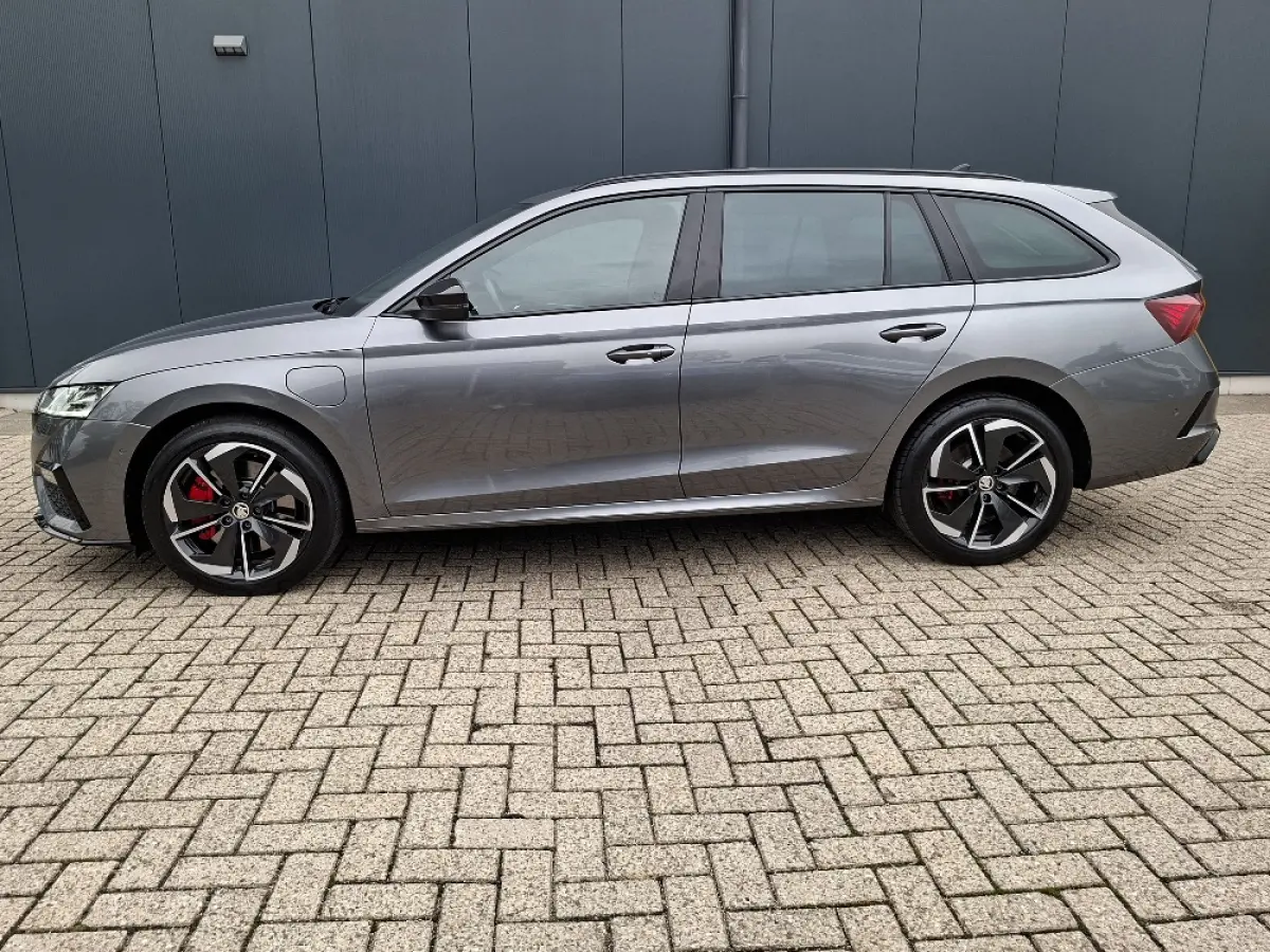 1.4 TSI * RS iV * Navigatiesysteem * Parkeercamera * Stoelverwarming * Head up display *