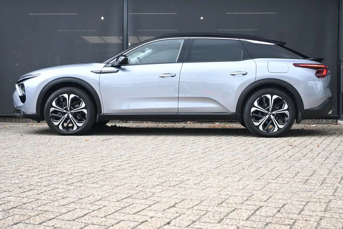1.6 Plug-in Hybrid 180 Plus | Navigatie | Vol-Leder | Elektr. Stoelen met massage functie | Keyless Entry&Start | Dodehoekdetectie | HUD | 19"LMV !!