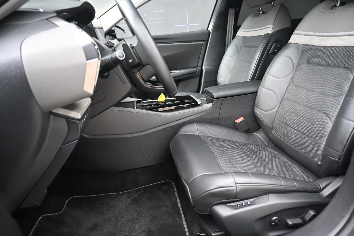 1.6 Plug-in Hybrid 180 Plus | Navigatie | Vol-Leder | Elektr. Stoelen met massage functie | Keyless Entry&Start | Dodehoekdetectie | HUD | 19"LMV !!
