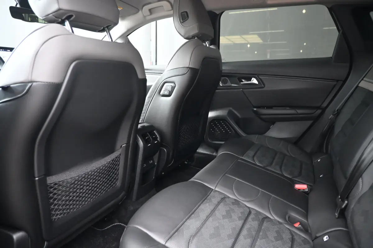 1.6 Plug-in Hybrid 180 Plus | Navigatie | Vol-Leder | Elektr. Stoelen met massage functie | Keyless Entry&Start | Dodehoekdetectie | HUD | 19"LMV !!