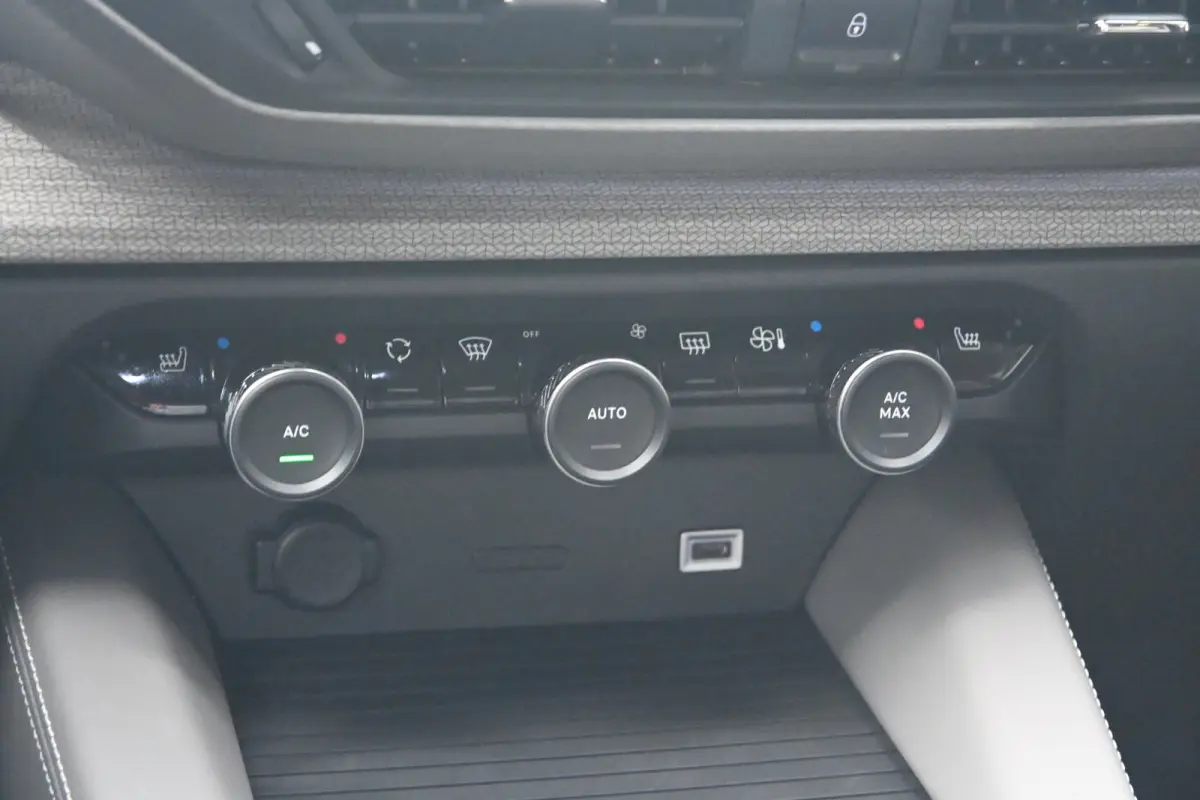 1.6 Plug-in Hybrid 180 Plus | Navigatie | Vol-Leder | Elektr. Stoelen met massage functie | Keyless Entry&Start | Dodehoekdetectie | HUD | 19"LMV !!