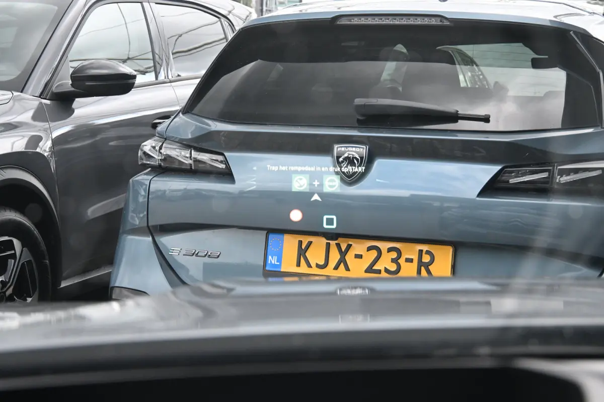 1.6 Plug-in Hybrid 180 Plus | Navigatie | Vol-Leder | Elektr. Stoelen met massage functie | Keyless Entry&Start | Dodehoekdetectie | HUD | 19"LMV !!