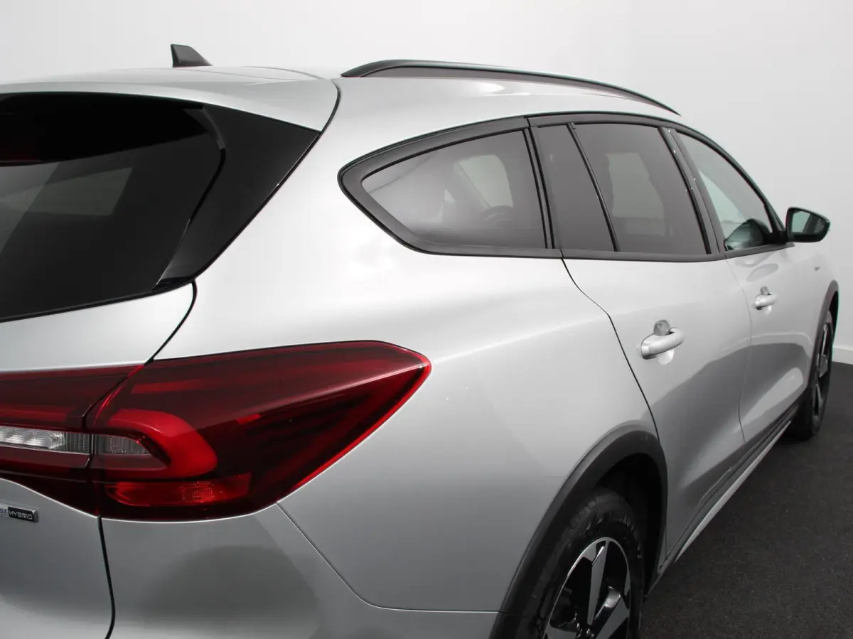 155pk Hybrid Automaat Active X Navigatie Climate Control Camera Parkeer sensoren B&O Dab Led Lichtmetalen velgen